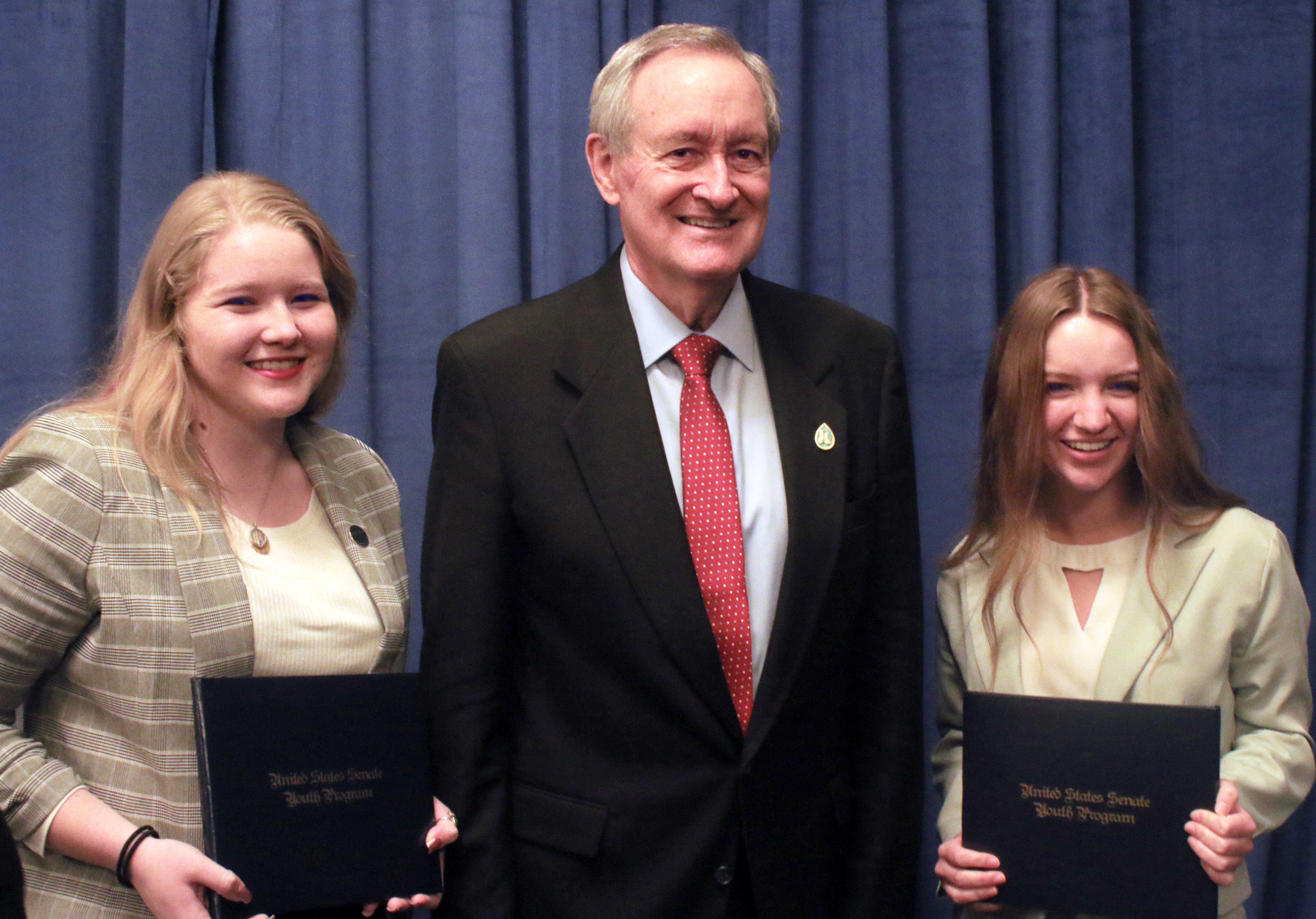 photo of senator crapo with 2024 USSYP participants from idaho